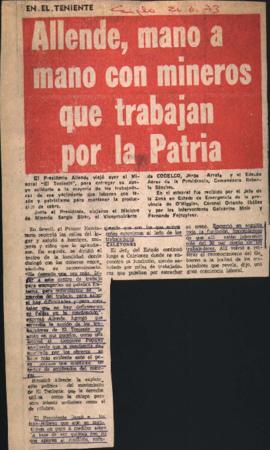 Allende mano a mano con mineros que trabajan por la patria