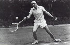Jaime Guzmán jugando tenis